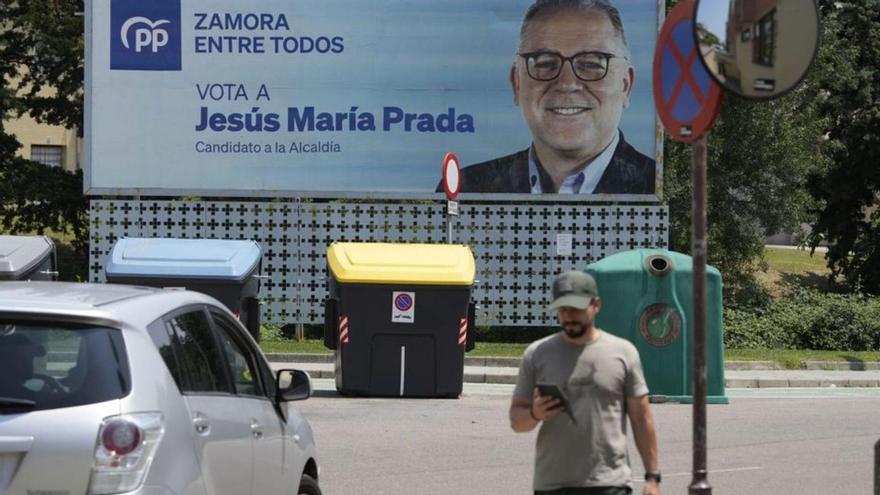 Una valla publicitaria con un cartel electoral del PP.