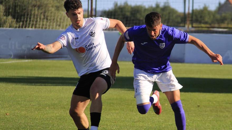 El Ontinyent y el Torrellano pugnan por el control del balón en el partido.
