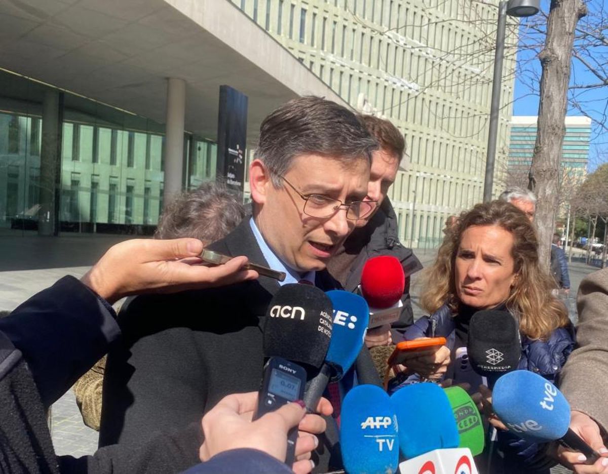 Un letrado de Abogados Cristianos, en la Ciutat de la Justícia de Barcelona tras presentar una alegación en el caso de la eutanasia de Noelia.