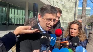 Un letrado de Abogados Cristianos, en la Ciutat de la Justícia de Barcelona tras presentar una alegación en el caso de la eutanasia de Noelia.