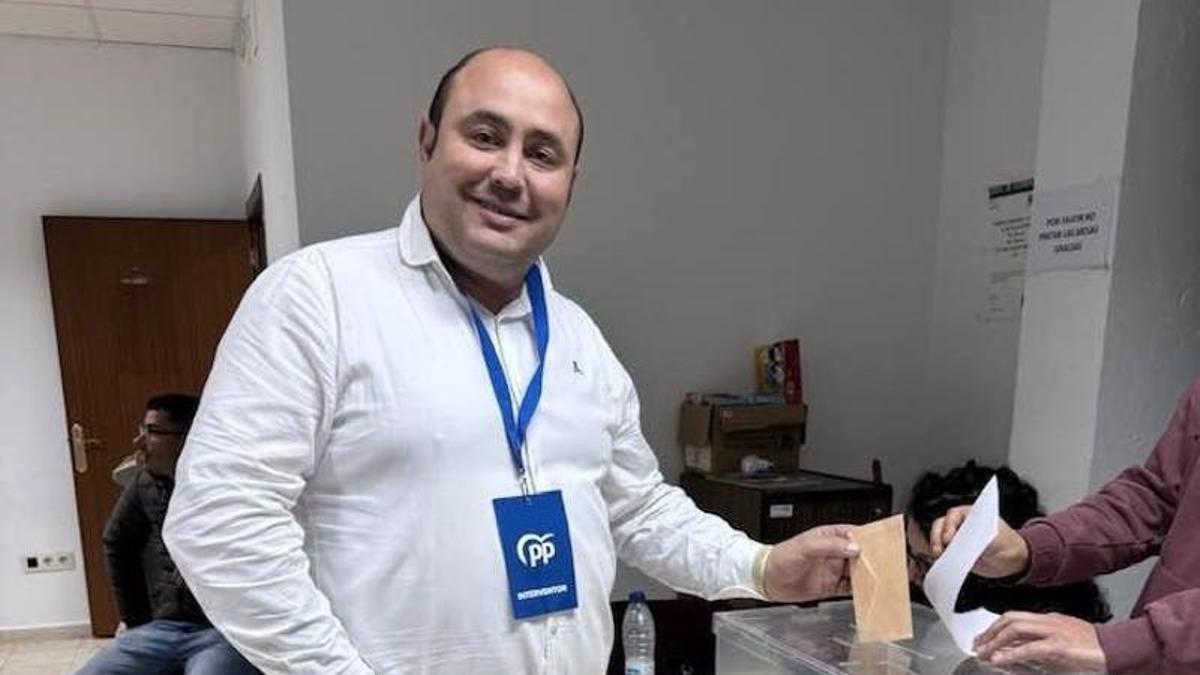Gregorio Gallego, alcalde de Zahínos, deposita su voto durante una jornada electoral.