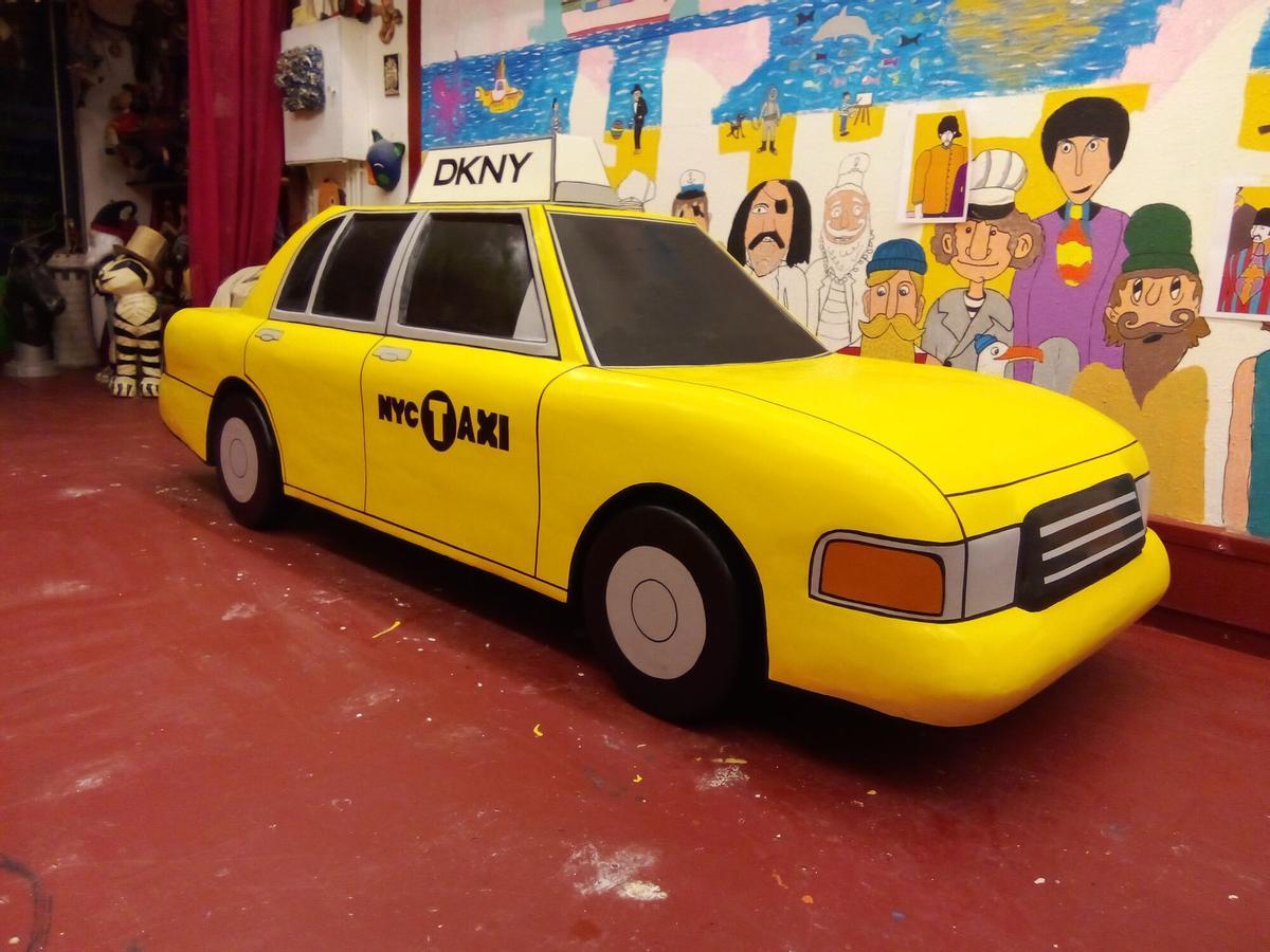 Antía Ferrer Lendoyro, artesana del papel y el cartón en su taller El Tigre de Papel de A Coruña donde crea personajes de papel, escenografías.... Viejos oficios.