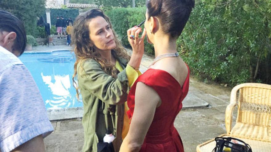 Inma Azorín retoca el maquillaje de una actriz durante un rodaje.