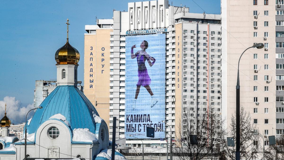 &quot;Kamila, estamos contigo&quot;, se lee en este mural en Moscú