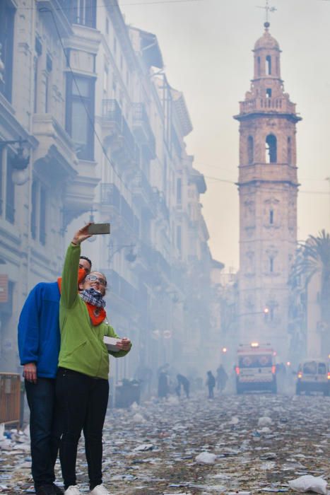 Miles de falleros en la primera ''despertà''