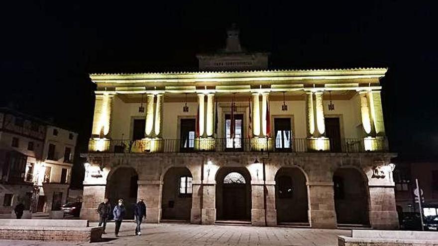 Iluminación del Ayuntamiento en amarillo.