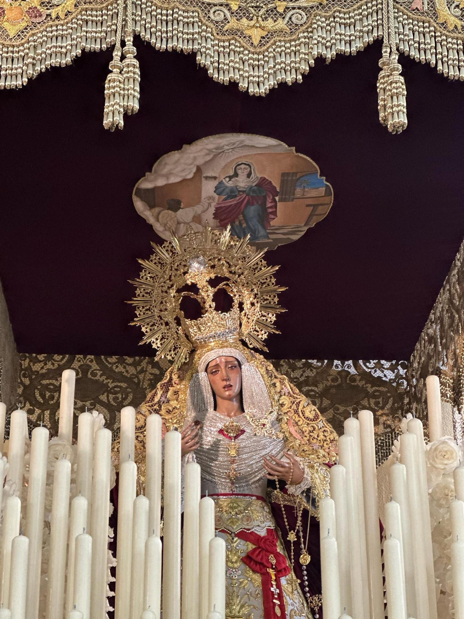 Imagen de la Virgen del Amor de la Hermandad de Pino Montano. Este año la talla estrena un tocado que ha sido regalo de las Juventudes de la Hermandad. Se trata de un tul egipcio con hilo de plata.