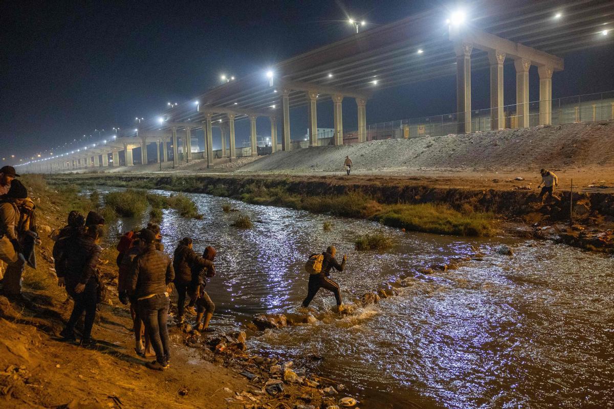 Un aluvión de inmigrantes cruzan Río Grande de Ciudad Juárez (México) a El Paso (Texas) ante un posible cambio en la política migratoria