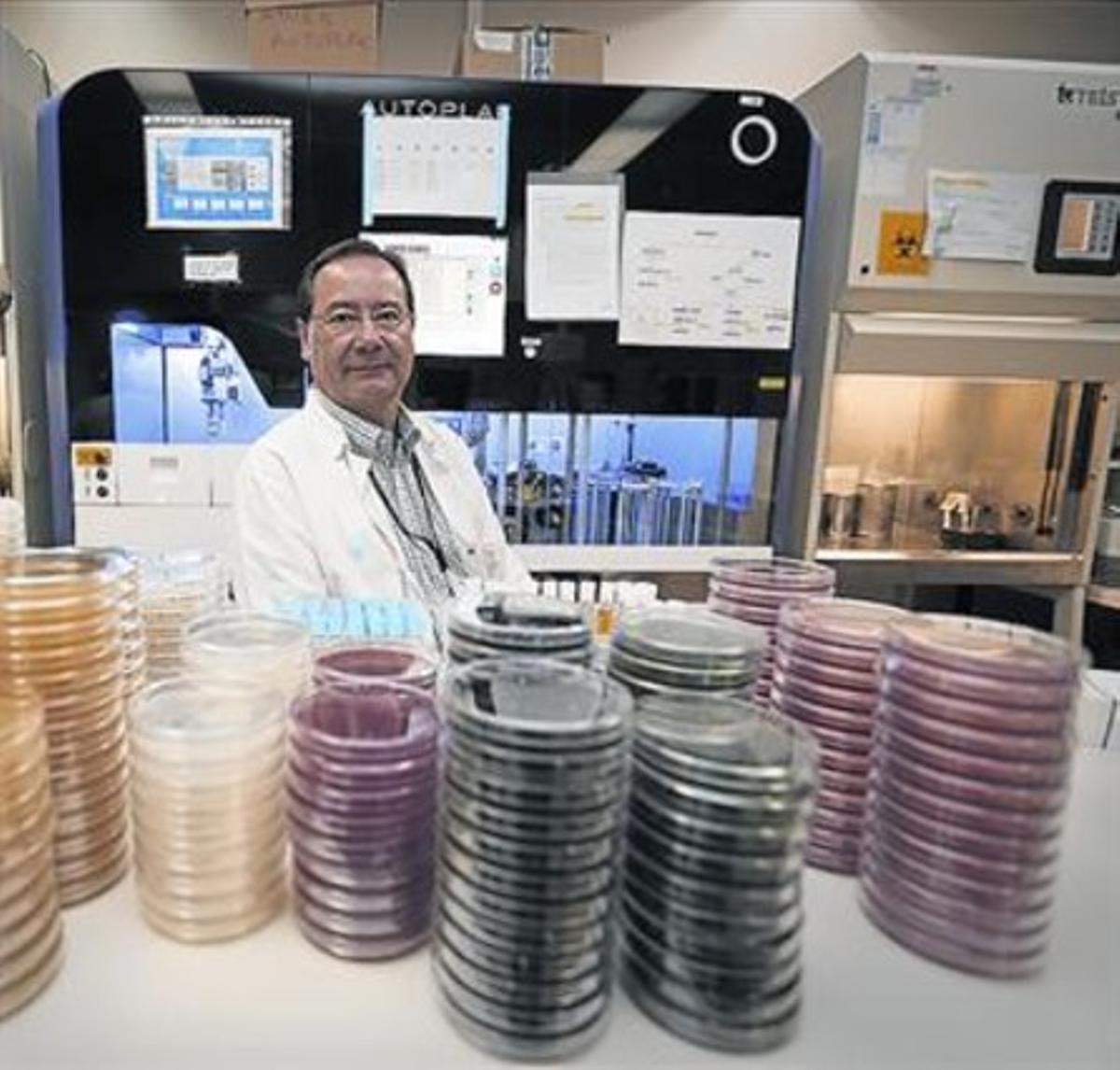 El microbiòleg Tomás Pumarola, al laboratori de la Vall d’Hebron.