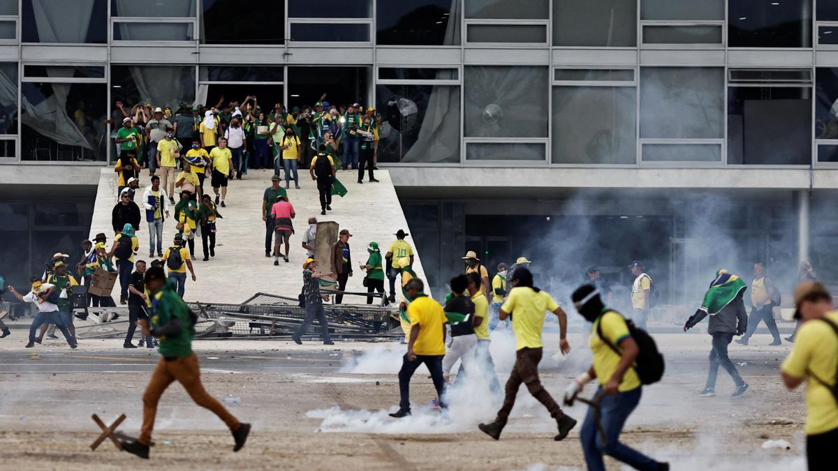 Supporters of Brazil's former President Jair Bolsonaro demonstrate against President Luiz Inacio Lula da Silva, outside Planalto Palace in Brasilia, Brazil, January 8, 2023. REUTERS/Ueslei Marcelino