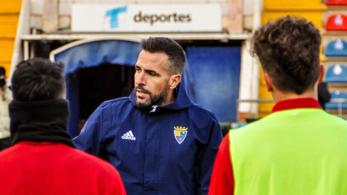 Raúl Jardiel dirige su primera sesión de entrenamiento con el CD Teruel en Pinilla.