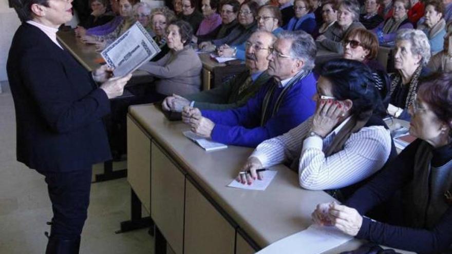 La psicóloga Carmen García Pérez, durante su charla a los alumnos.