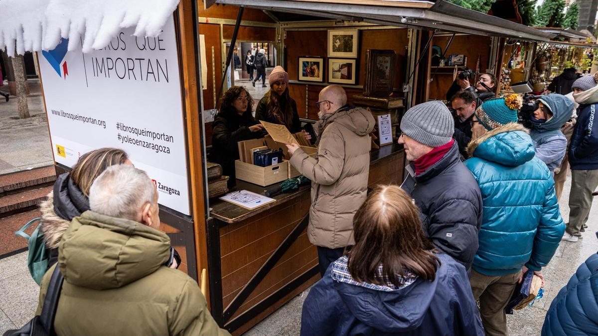 Decenas de personas se han acercado este viernes a intercambiar sus libros a la plaza del Pilar.