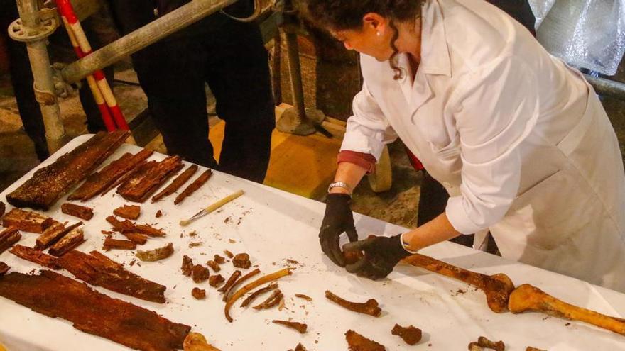 La antropóloga de la Universidad de Granada, Inmaculada Alemán, en la iglesia de Sobrán con parte de los restos hallados.