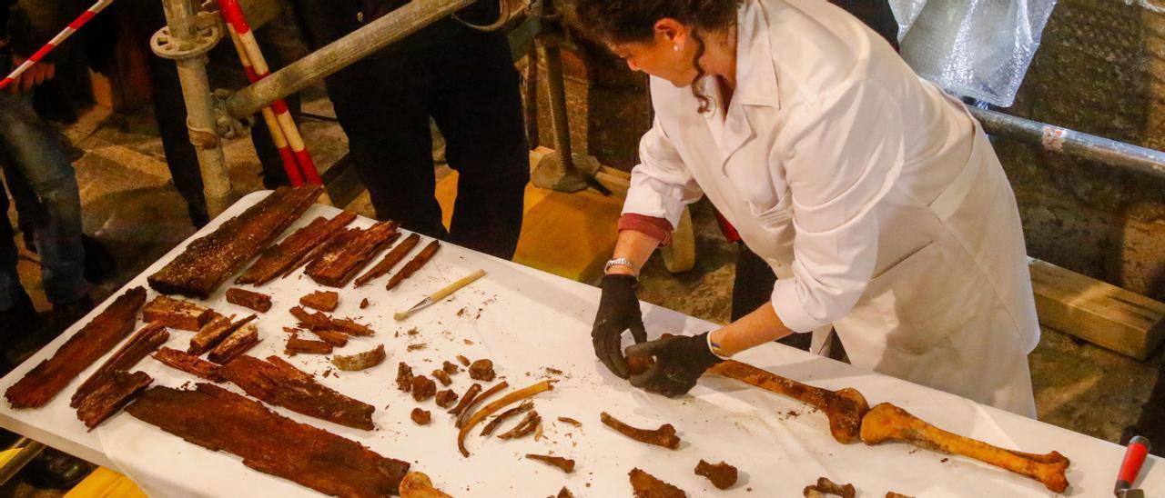 La antropóloga de la Universidad de Granada, Inmaculada Alemán, en la iglesia de Sobrán con parte de los restos hallados.