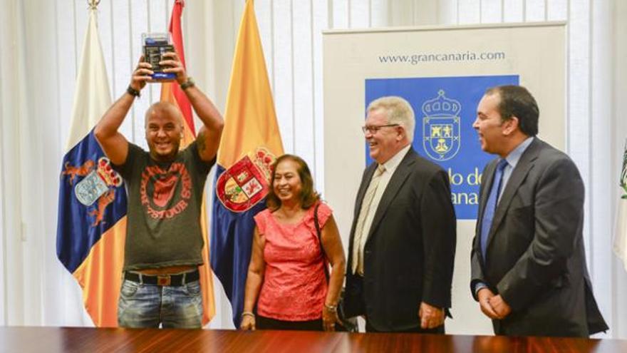 Iván fernando Gómez Pérez (@photoarspain), ganador del concurso de Instagram recoge su premio del presidente del Cabildo de Gran Canaria, José Miguel Bravo de Laguna.