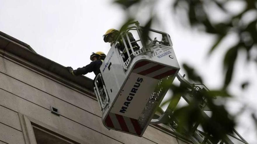 Los bomberos sanean la cornisa afectada por los desprendimientos. // Gustavo Santos