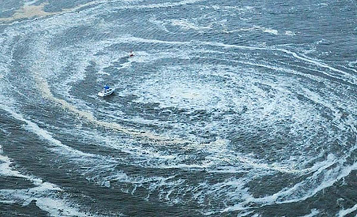 Un remolí atrapa un vaixell a prop del port d’Oarai, a la prefectura d’Ibaraki. Un remolí atrapa un vaixell a prop del port d’Oarai, a la prefectura d’Ibaraki.