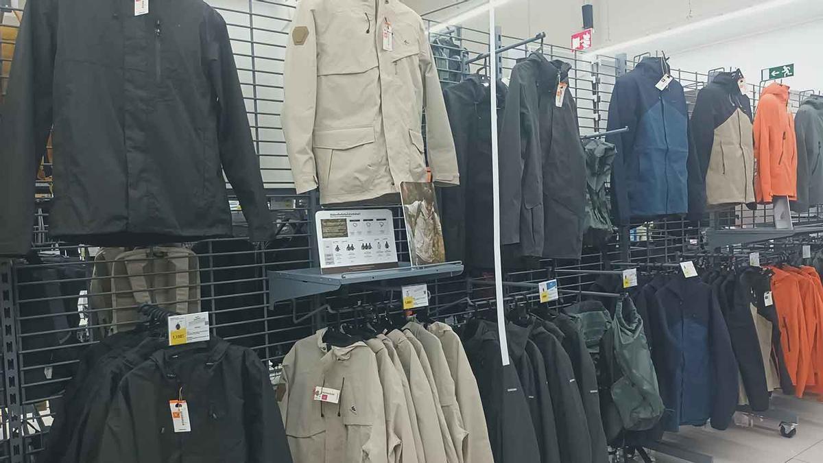 Decathlon dice adiós a los abrigos de plumas con la nueva y elegante chaqueta ceñida de borreguillo de estilo urban y perfecta para los paseos de montaña