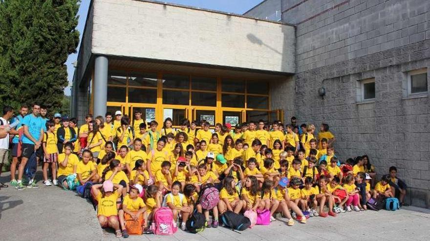Alumnos de las escuelas del Cangas el año pasado antes de realizar una de las excursiones.