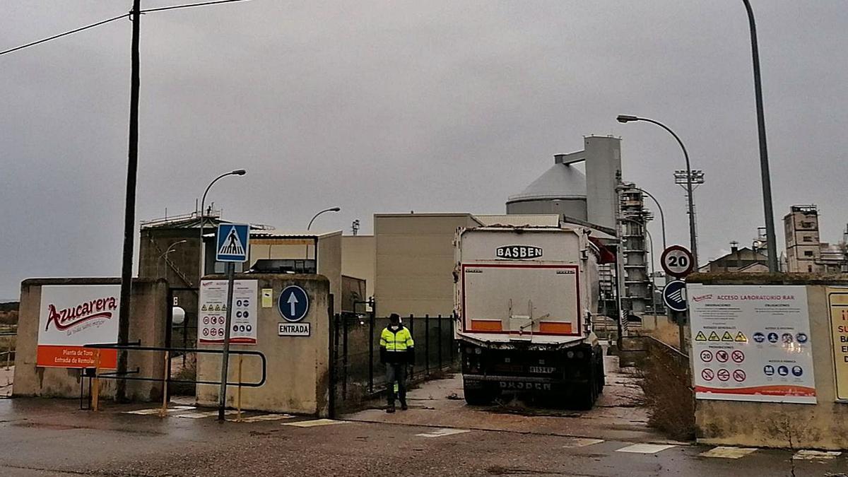 Un camión cargado de remolacha accede a la fábrica de Toro durante la presente campaña. | M. J. C.