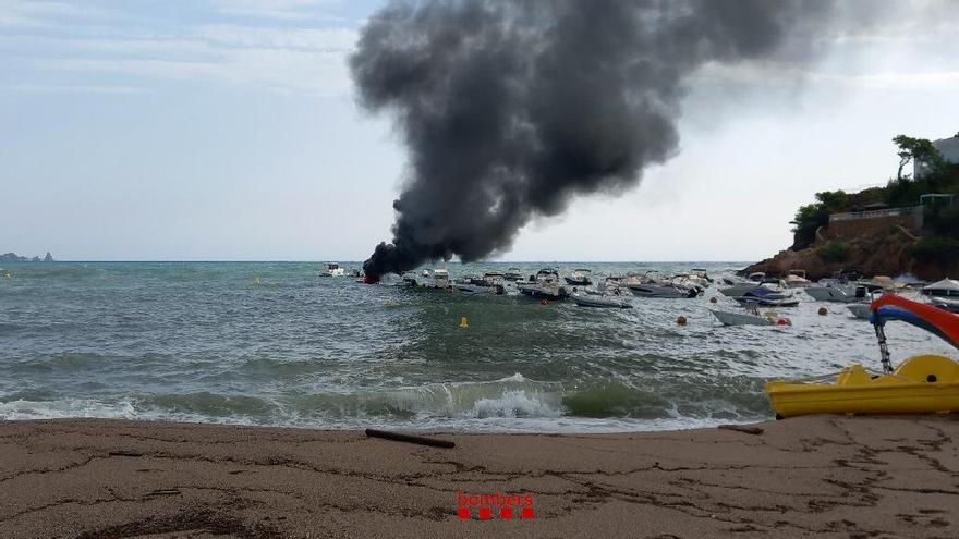 L'embarcació en flames davant la platja de sa Riera de Begur.