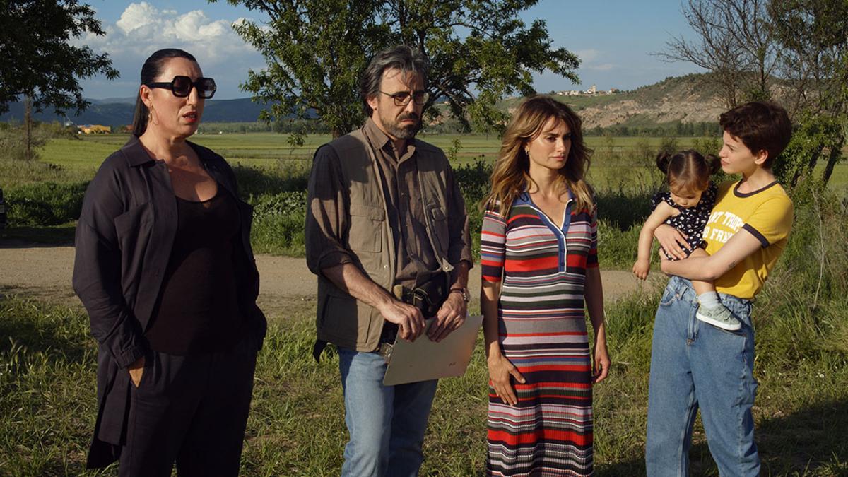 Primera imagen de la película 'Madres paralelas', de Pedro Almodóvar, con Penélope Cruz, Rossy de Palma, Milena Smit e Israel Elejalde