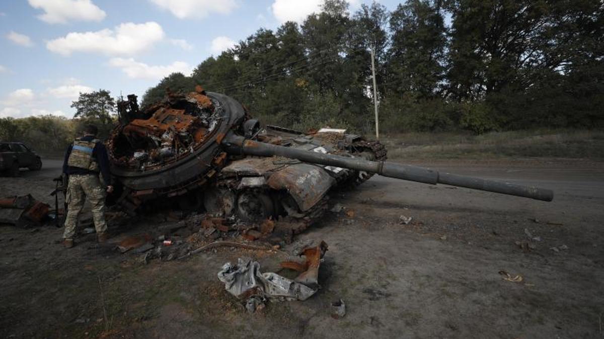 Soldados ucranianos inspeccionan un carro ruso destruido en Pesky-Radkivski, 150 kilómetros al este de Jarkov. Atef Safadi - Efe