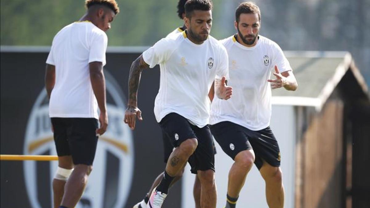 Higuaín y Alves, en el entrenamiento de la Juventus en Zagreb