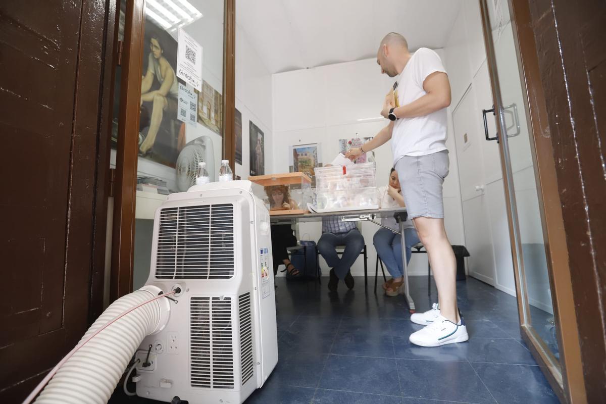 A votar con abanico y el botellín de agua: la jornada del 23J en Córdoba, en imágenes A votar con abanico y el botellín de agua: la jornada del 23J en Córdoba, en imágenes