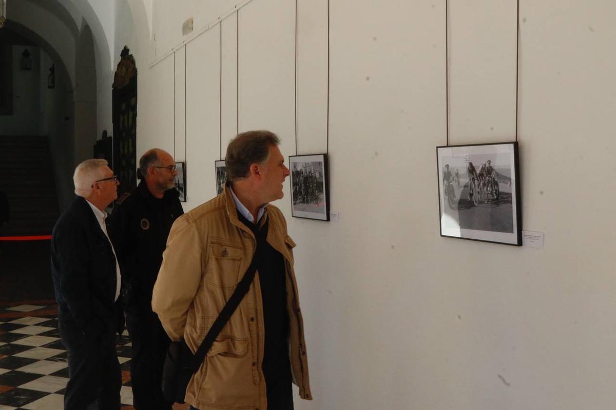 Varios visitantes, en la exposición de fotografías históricas de la Policía Nacional.