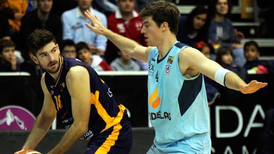 Carlos Martínez intenta un pase ante la presión de Manu Fernández, del Breogán.