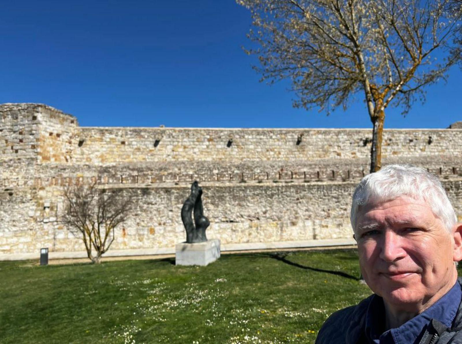 El viajero irlandés en los jardines del Castillo.