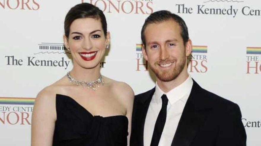 Anne Hathaway, junto a Adam Shulman.