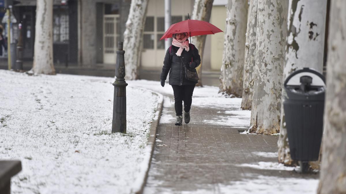 10/01/2024 Una mujer sujeta un paraguas mientras camina por una calle de nieve, a 10 de enero de 2024, en Jaca, Huesca, Aragón (España). La DANA ha llegado a Aragón con lluvia, frío y nieve, poniendo en alerta a los servicios de protección civil de la comunidad. Los primeros copos de nieve ya han empezado a caer en el norte de Huesca y han dejado varias carreteras afectadas por la nieve. Las previsiones de la Agencia Estatal de Meteorología (Aemet) hablan de que el temporal dejará espesores de hasta 15 centímetros en varias comarcas de la Provincia de Huesca. SOCIEDAD Verónica Lacasa - Europa Press