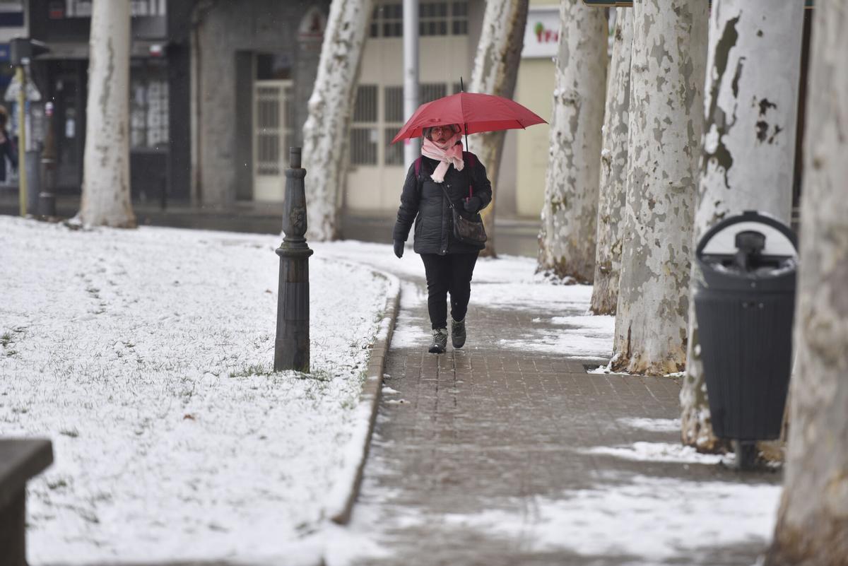 10/01/2024 Una mujer sujeta un paraguas mientras camina por una calle de nieve, a 10 de enero de 2024, en Jaca, Huesca, Aragón (España). La DANA ha llegado a Aragón con lluvia, frío y nieve, poniendo en alerta a los servicios de protección civil de la comunidad. Los primeros copos de nieve ya han empezado a caer en el norte de Huesca y han dejado varias carreteras afectadas por la nieve. Las previsiones de la Agencia Estatal de Meteorología (Aemet) hablan de que el temporal dejará espesores de hasta 15 centímetros en varias comarcas de la Provincia de Huesca. SOCIEDAD Verónica Lacasa - Europa Press
