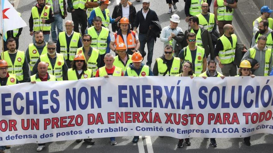 Trabajadores de Alcoa San Cibrao en una manifestación conjunta de la industria electrointensiva gallega.