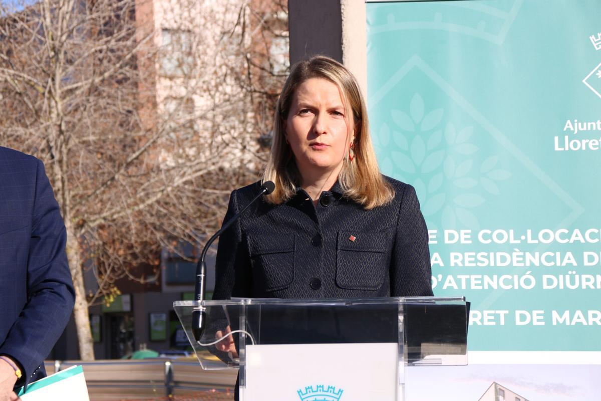 La consellera de Drets Socials i Inclusió, Mònica Martínez Bravo, a la col·locació de la primera pedra de la futura residència per a gent gran de Lloret de Mar