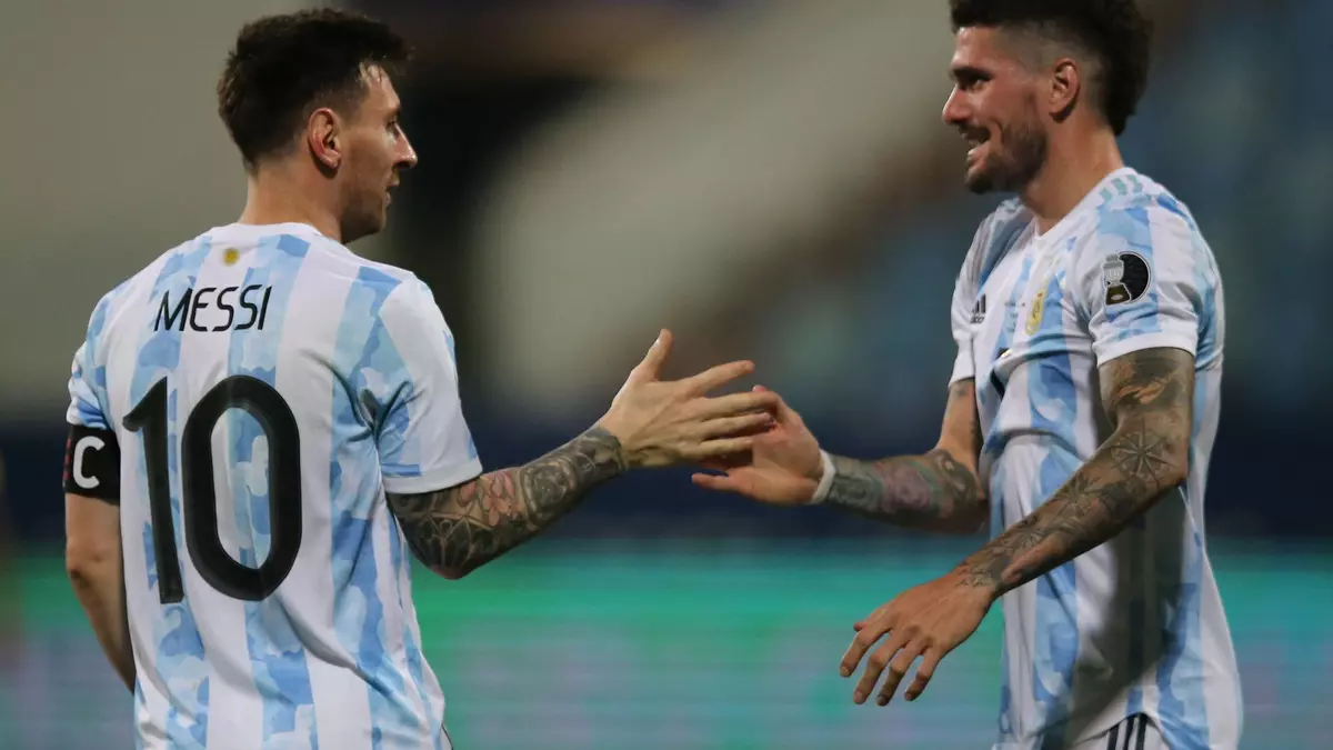 De Paul junto a Leo Messi con la selección argentina