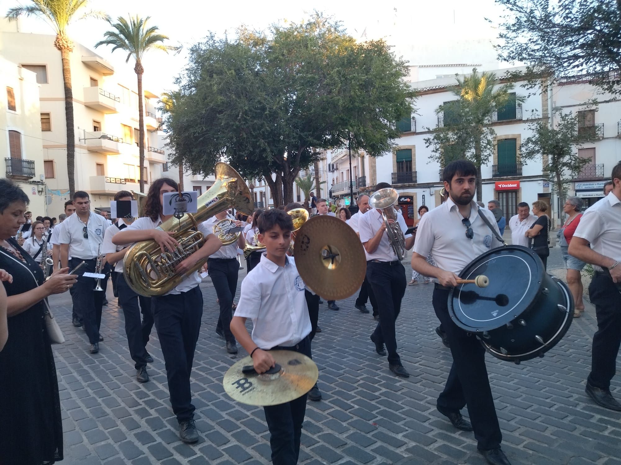Xàbia, capital de la música: más de 800 músicos de toda la comarca llenan de vida las calles (imágenes)