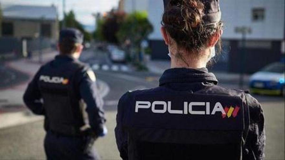 Imagen de archivo de policías nacionales