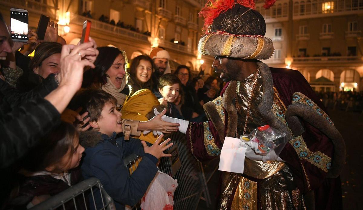 El rey Baltasar, en una foto de archivo, entrega caramelos sin gluten en A Coruña / CARLOS PARDELLAS