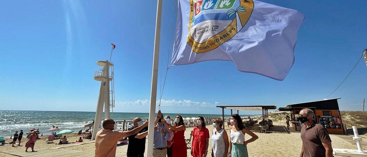 Representantes municipales y de la Conselleria de Sanidad asistieron ayer al izado de la bandera de las playas sin humo.