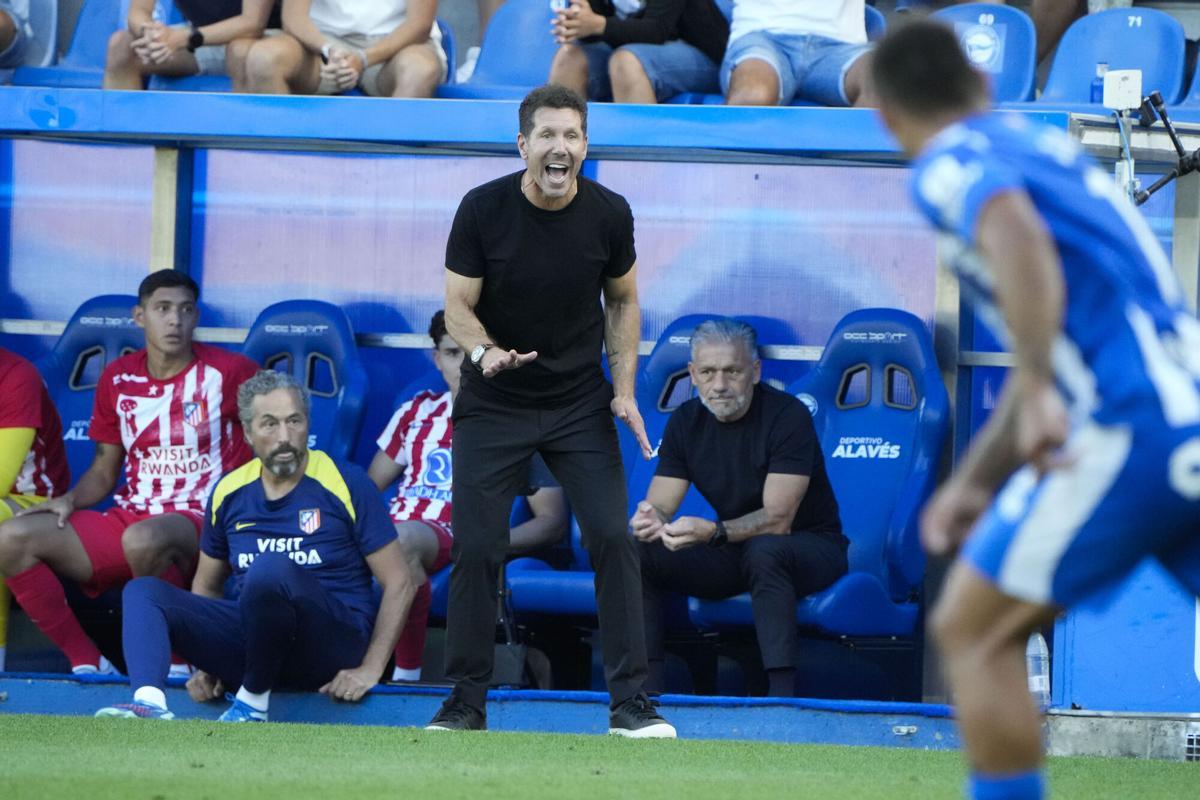 El entrenador del Atlético de Madrid Diego Simeone durante el partido de la tercera jornada de LaLiga que Deportivo Alavés y Atlético de Madrid en el estadio de Mendizorroza