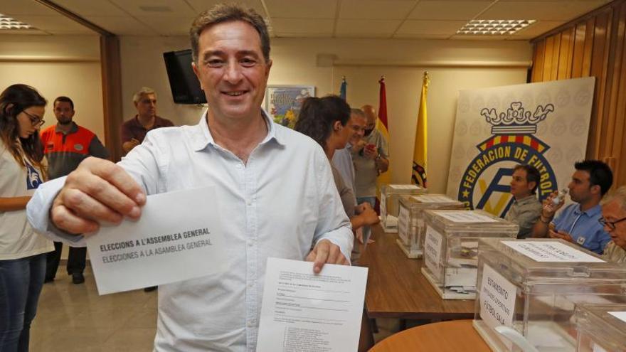 Salvador Gomar, candidato a la presidencia de la Federación Valenciana, antes de votar este miércoles