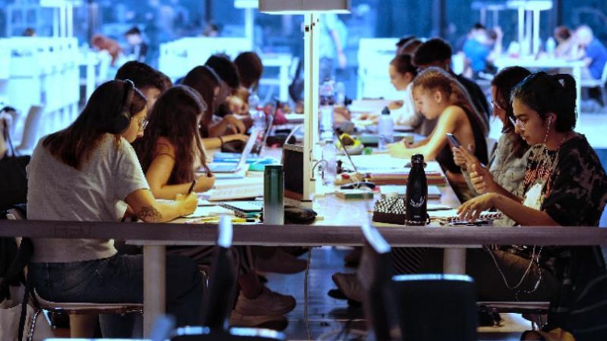 Jóvenes estudiando en una biblioteca del Archipiélago.