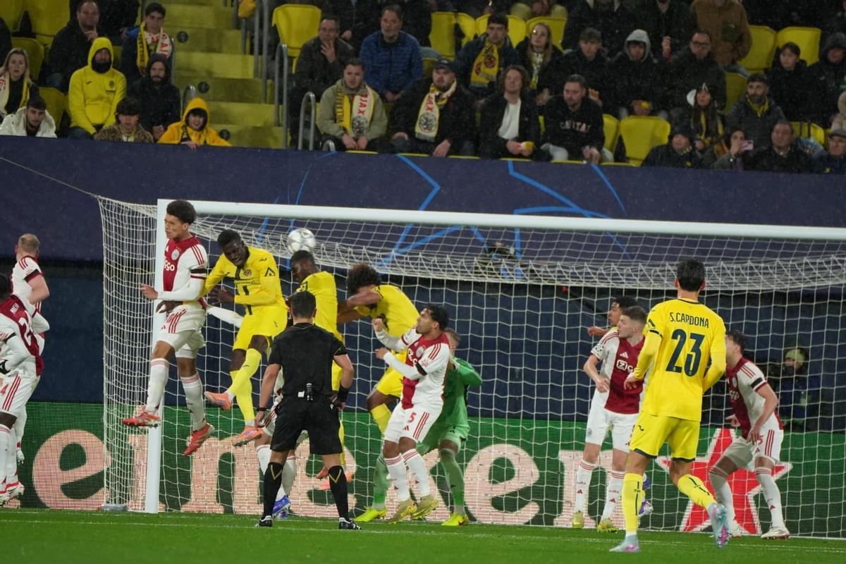 Los jugadores del Villarreal intentan rematar un córner.