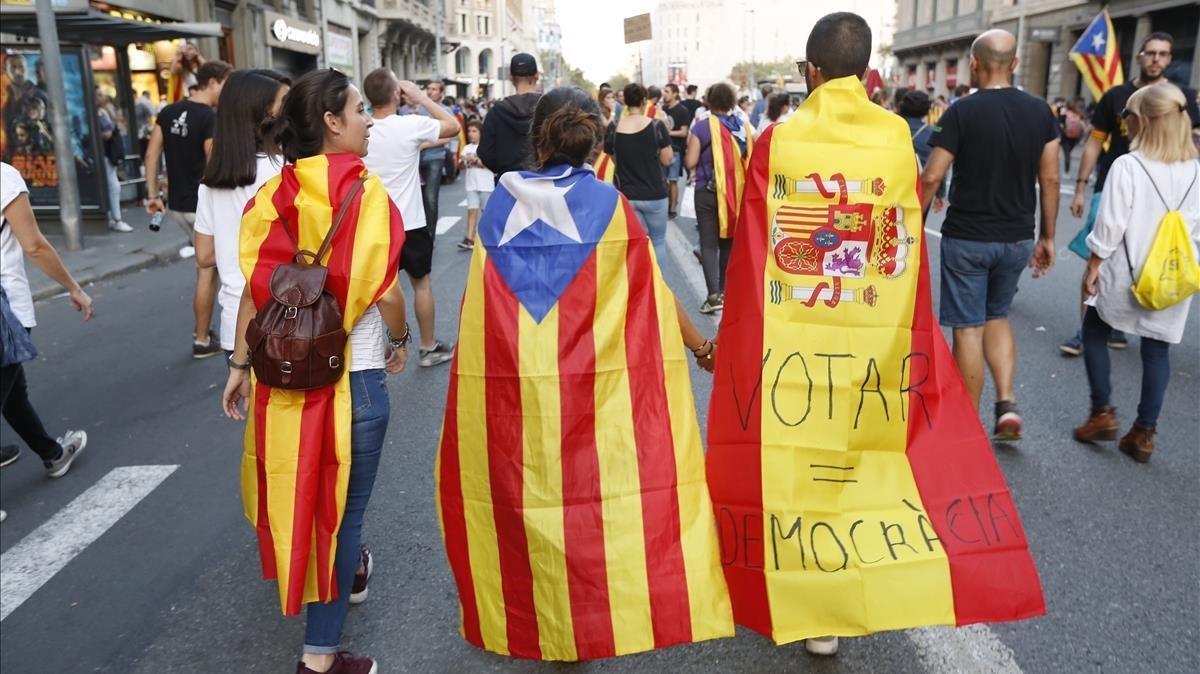 Diferentes banderas en Universitat.