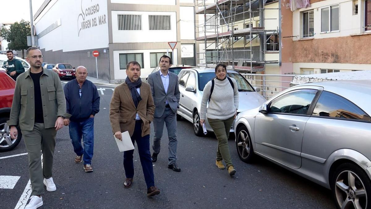 Visita de los representantes municipales a las obras de rehabilitación de viviendas en Santa María del Mar.