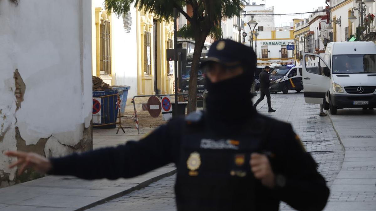 Un Policía controla el tráfico en la calle del Realejo.